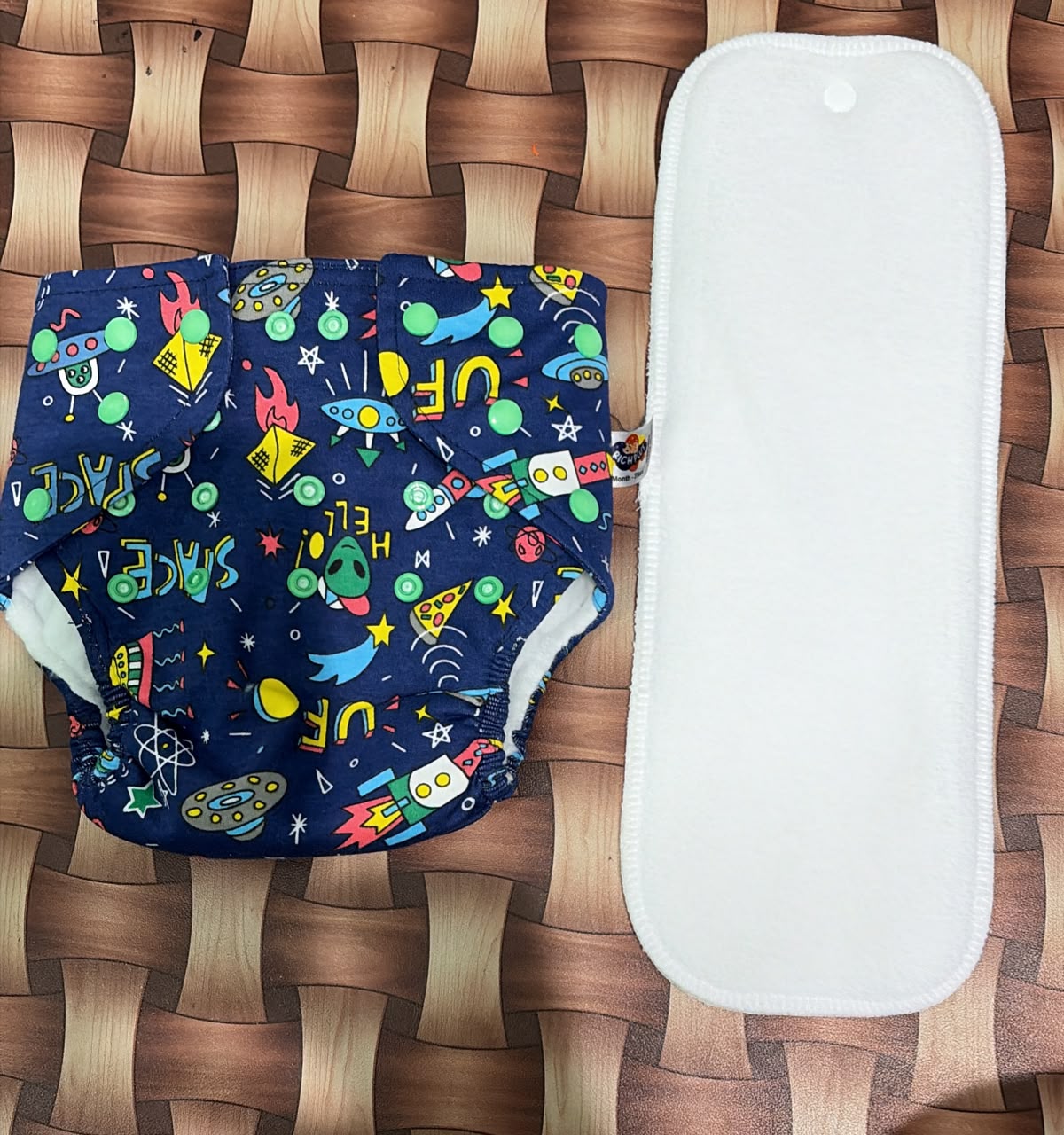 Reusable organic cloth button diaper with single pad